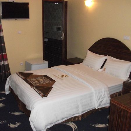 Mbayaville Hotel Дуала Экстерьер фото