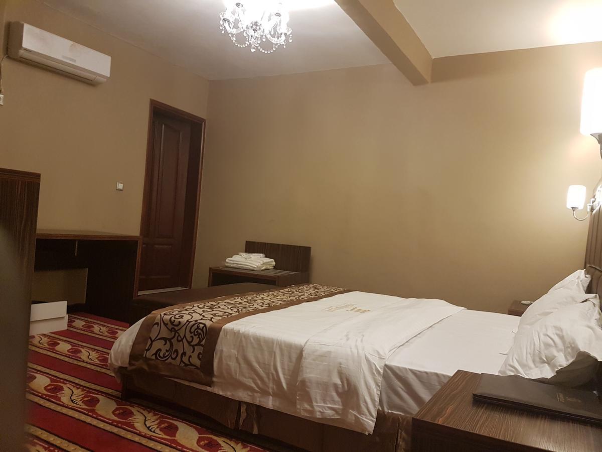 Mbayaville Hotel Дуала Экстерьер фото