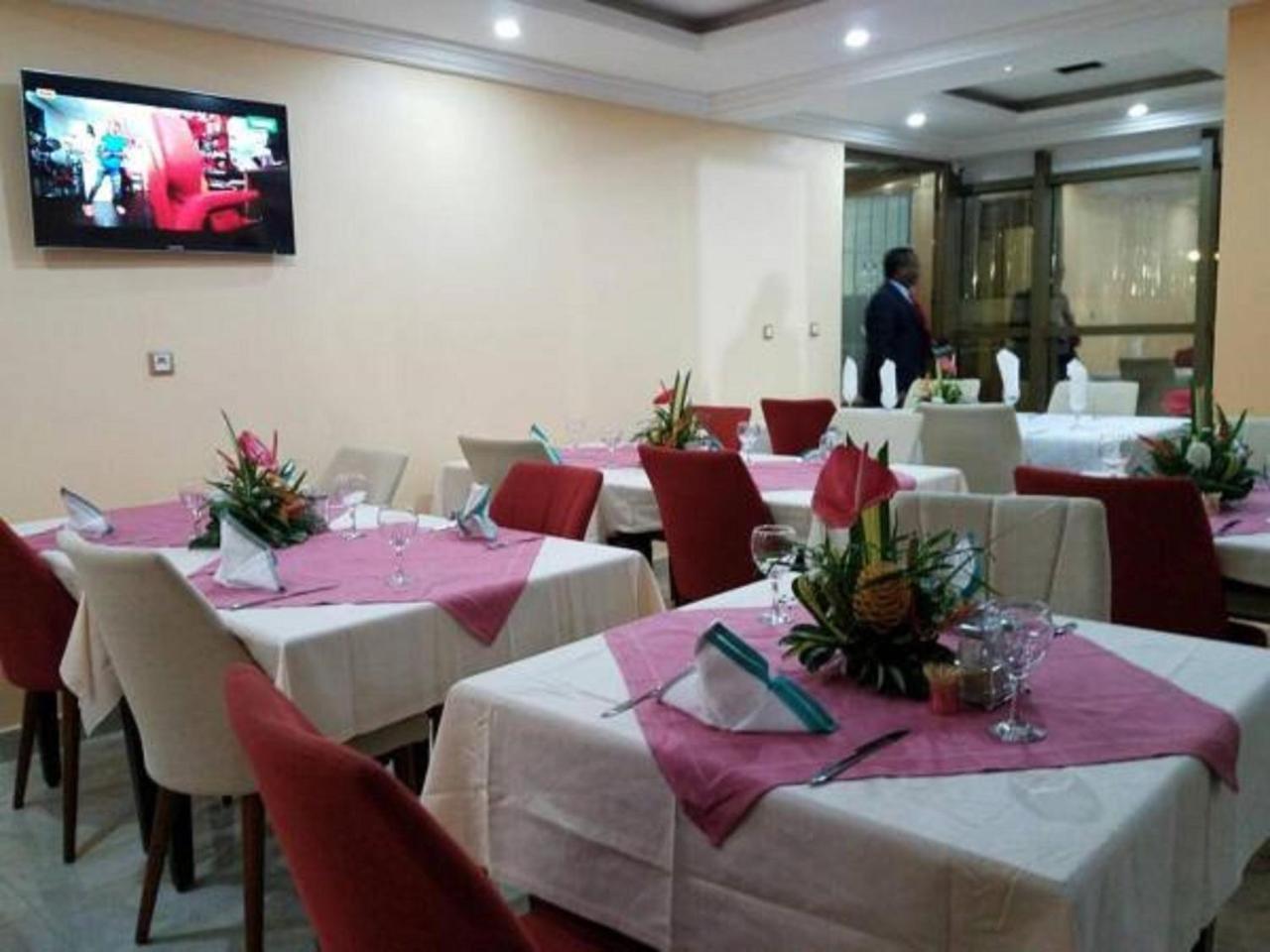 Mbayaville Hotel Дуала Экстерьер фото